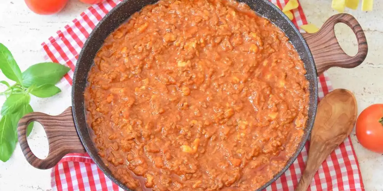 Gotowy do podania sos bolognese w głębokiej patelni. Idealny do makaronu, ten przepis na bolognese zachwyci każdego.