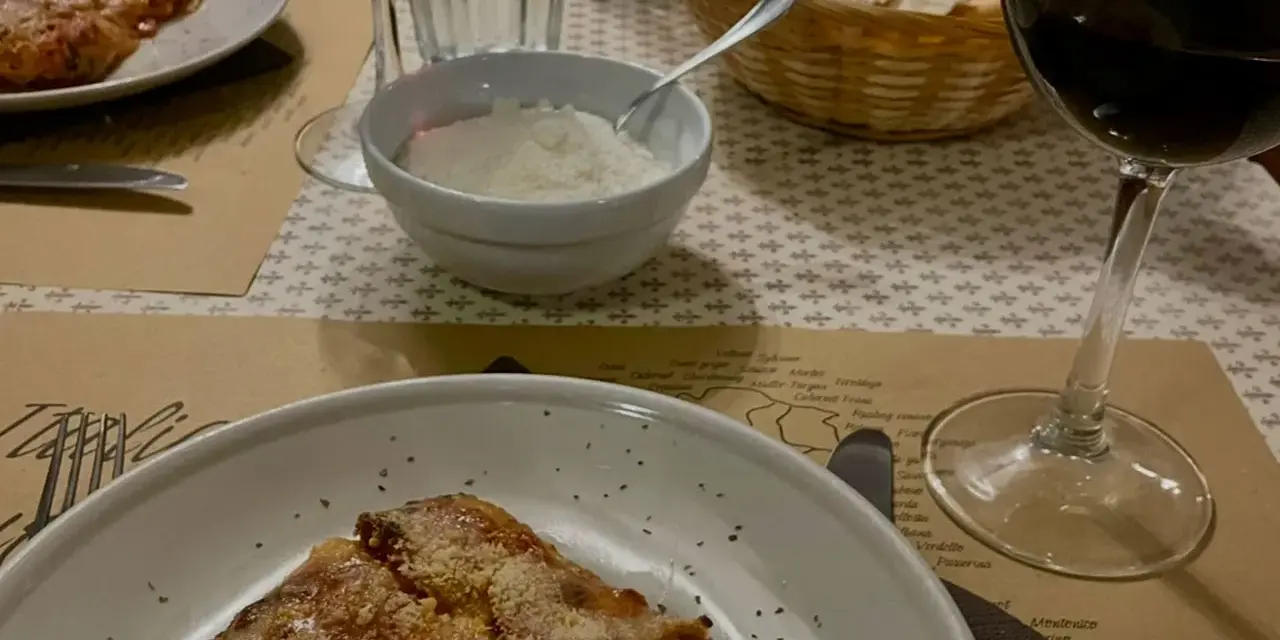 Pyszny obiad z winem i parmezanem. Idealne miejsce, gdzie dobrze zjeść w Chełmie.