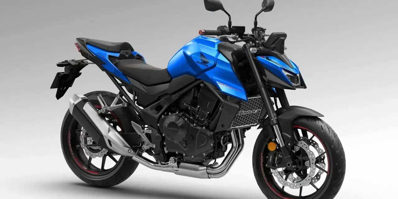 Niebieski motocykl Honda Hornet 750 z czarnymi akcentami, gotowy do jazdy po mieście.