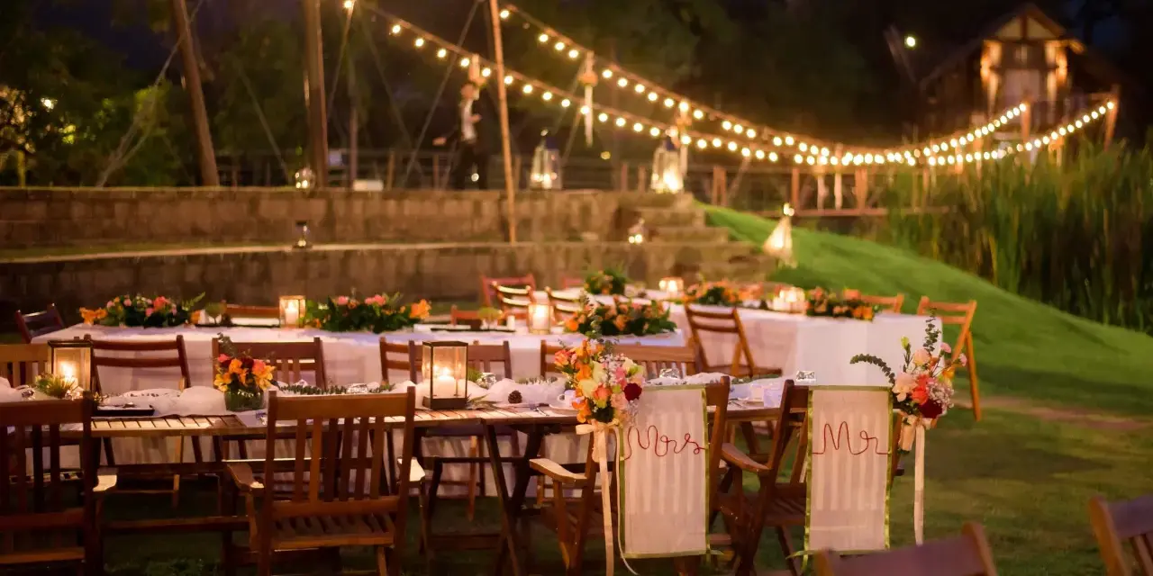 Eleganckie stoły z kwiatami i świecami, girlandy świateł. Trendy w zaproszeniach na "garden party" i letnie grille to naturalność i romantyzm.