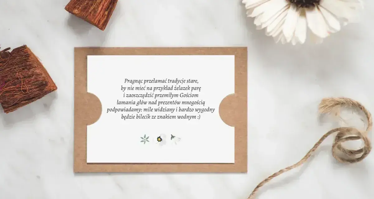 Piękne cytaty krótkie na zaproszeniu ślubnym. W tle ozdoby z drewna i kwiat.