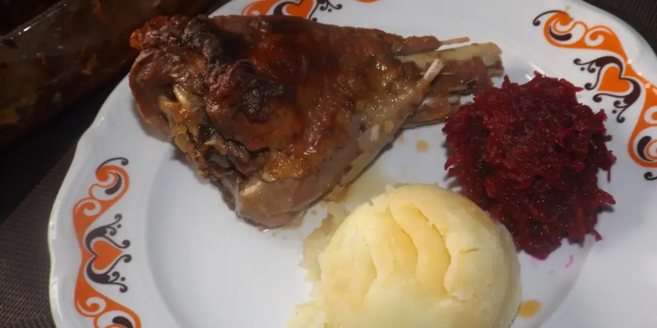 Pyszna golonka z indyka pieczona, podana z purée ziemniaczanym i buraczkami. Idealny obiad!