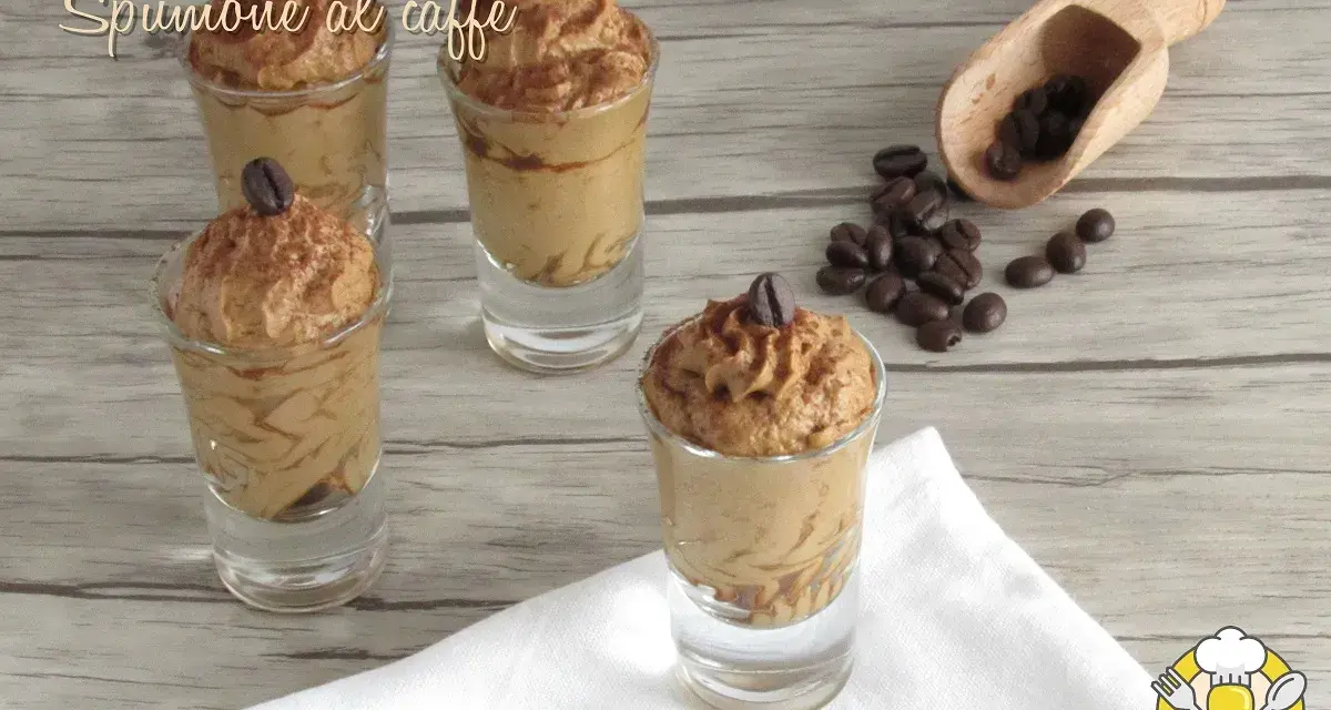 Delizioso spumone al caffè in bicchierini, guarnito con chicchi di caffè e cacao. Perfetto per una pausa golosa.