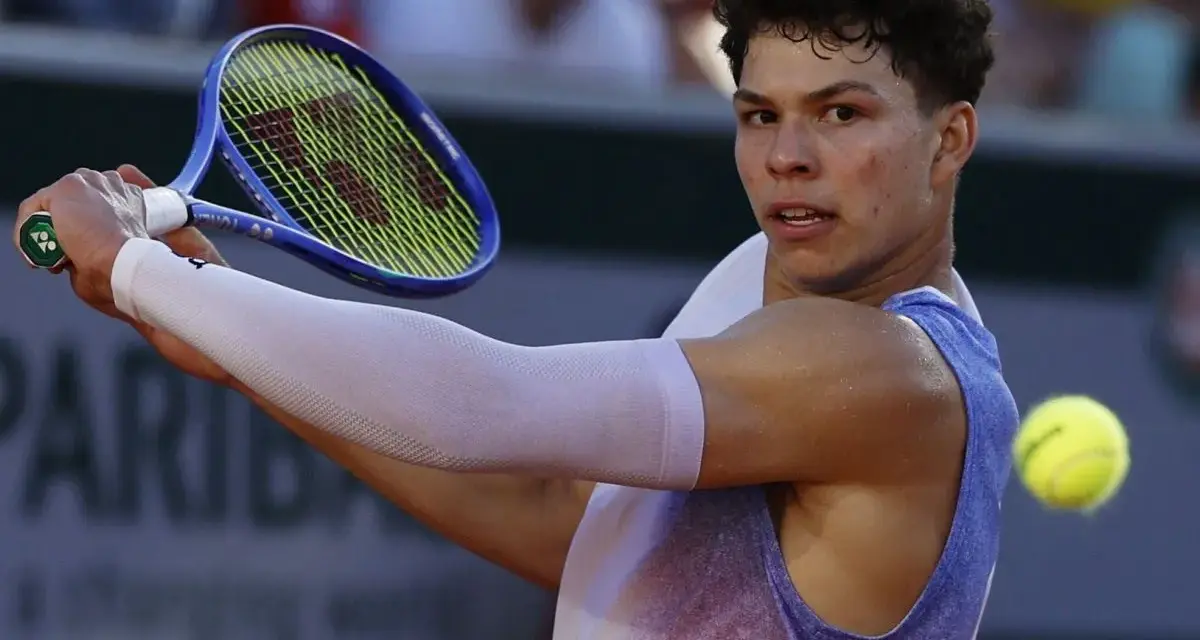 Ben Shelton, a joven tenista, golpea la pelota. Su edad es un factor clave en su prometedora carrera.