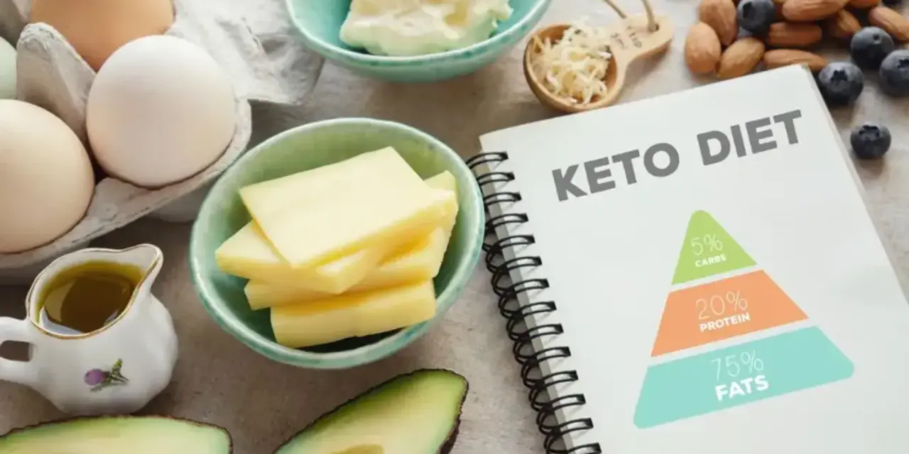 Jajka, ser, awokado, oliwa, orzechy i jagody. Idealne produkty, gdy zastanawiasz się, co jeść przy infekcji wirusowej, wspierając dietę ketogeniczną.