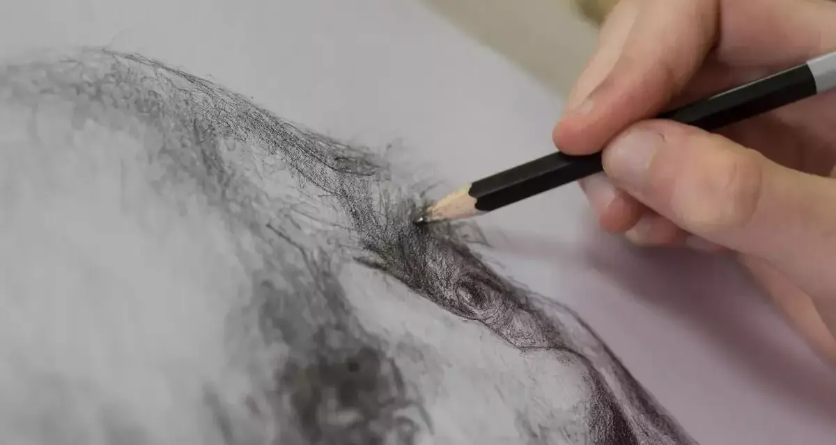 Dłoń artysty tworzy realistyczny portret, stosując precyzyjne techniki rysunkowe ołówkiem.