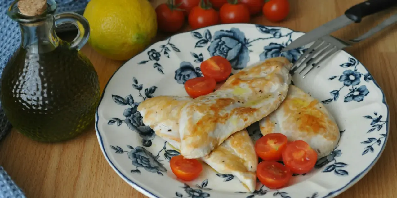 Petto di pollo alla piastra con pomodorini e limone, perfetto con una salsa leggera.
