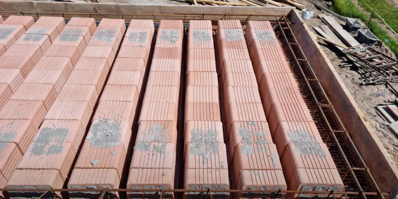 Strop Ackermana z widocznym zbrojeniem i pustakami ceramicznymi, przygotowany do zalania betonem.