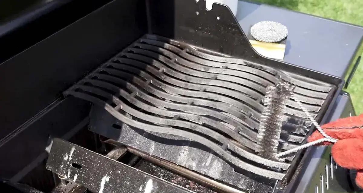 Der Grillrost ist schmutzig und muss gereinigt werden. Ein Grill schimmelt unter der Abdeckung, wenn er nicht richtig gelüftet wird.