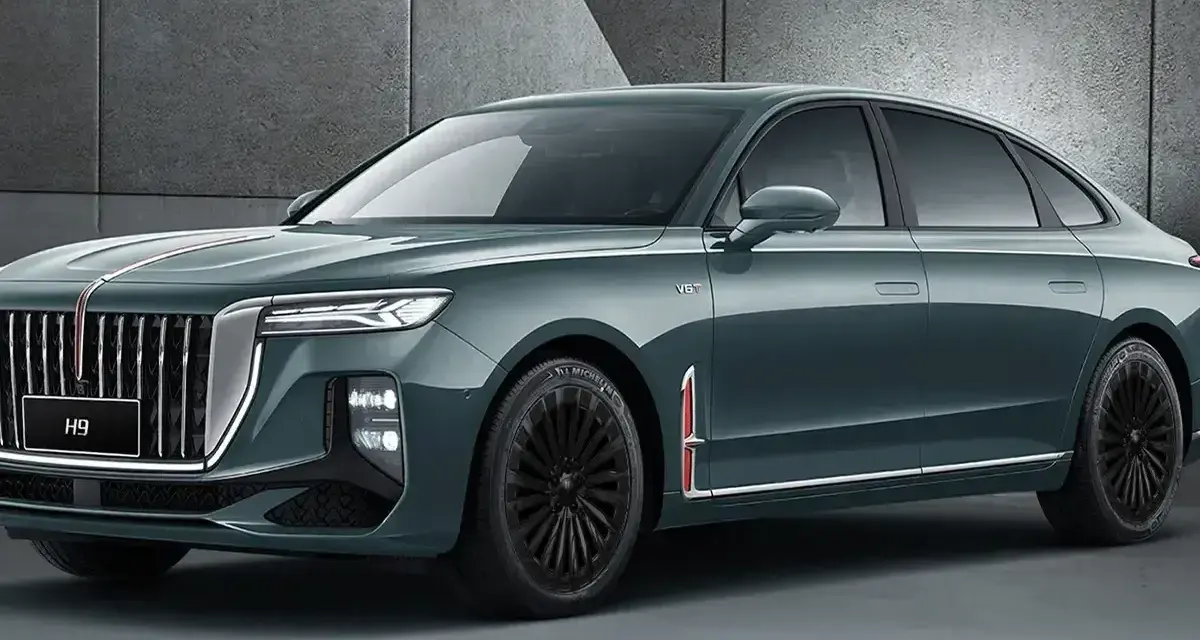 Elegancki, ciemnozielony Hongqi H9 z chromowanymi detalami i czarnymi felgami. Sprawdź, jaka jest jego hongqi h9 cena.