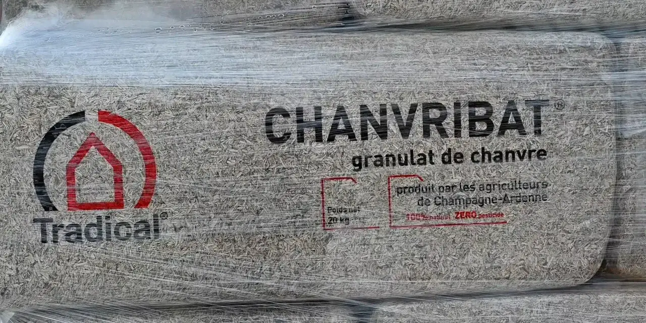 Sac de granulat de chanvre "Chanvribat", produit par des agriculteurs. Bien que le béton de chanvre ait des inconvénients, ce produit est 100% naturel.
