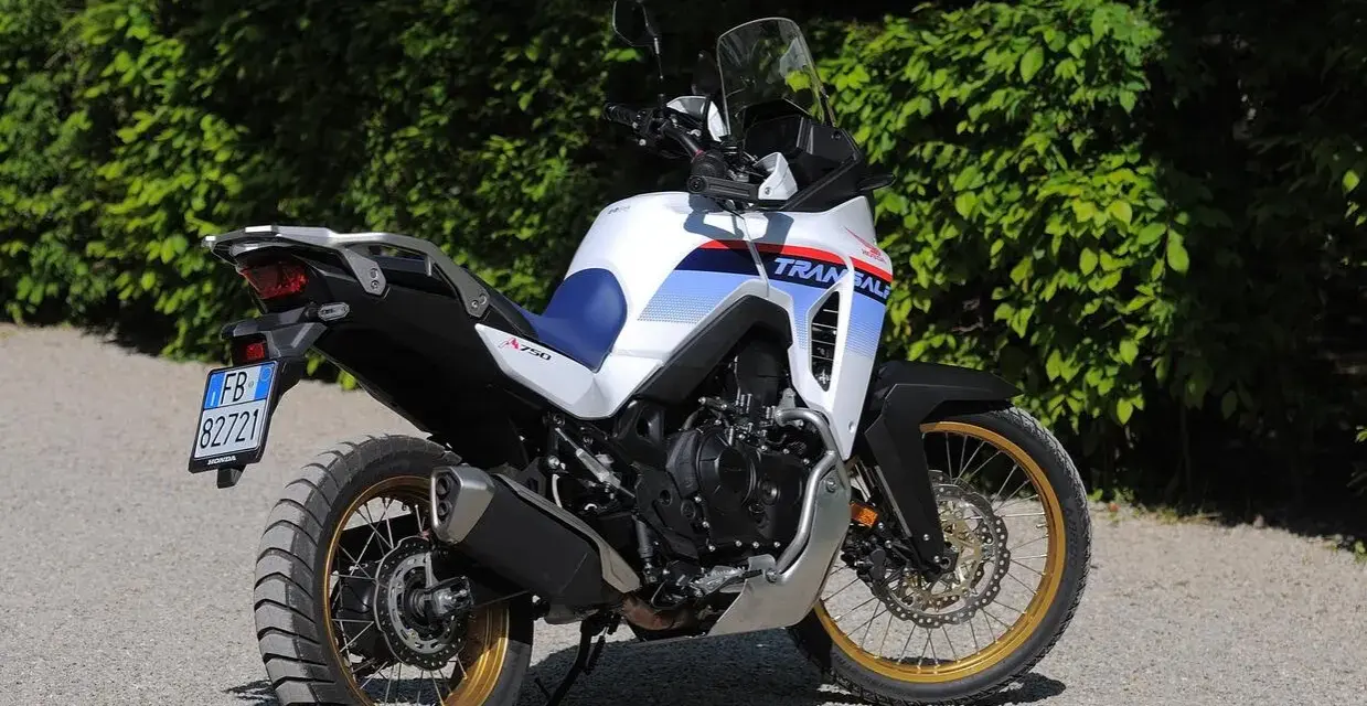 Honda Transalp 750 bianca e blu, con logo "Transalp" sul fianco. L'altezza sella è ideale per affrontare ogni tipo di strada.