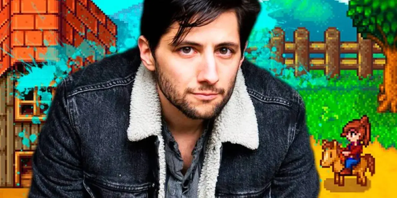El creador de Stardew Valley, Eric Barone, posa frente a su mundo pixelado.