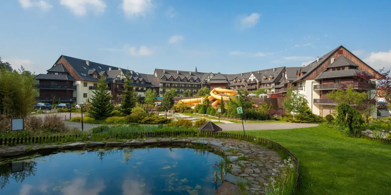 Idealny karpacz weekend we dwoje: hotel z basenem i zjeżdżalniami, otoczony zielenią i stawem.