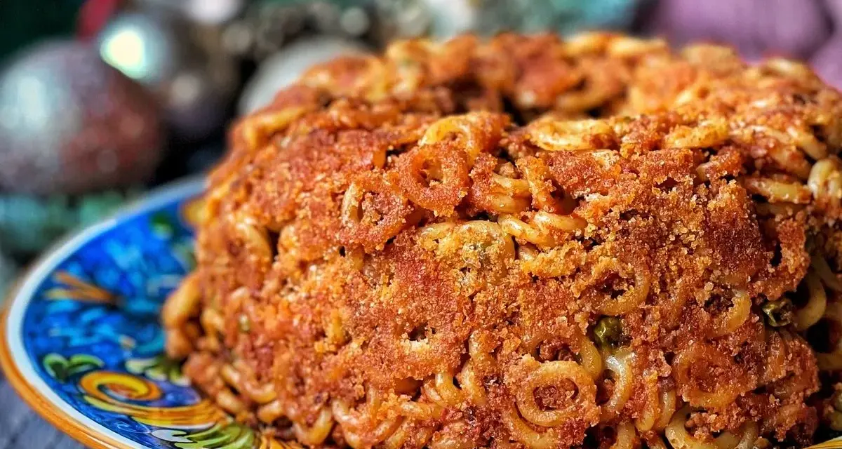 Anelletti alla siciliana dorati e croccanti, un classico piatto siciliano pronto per essere gustato.