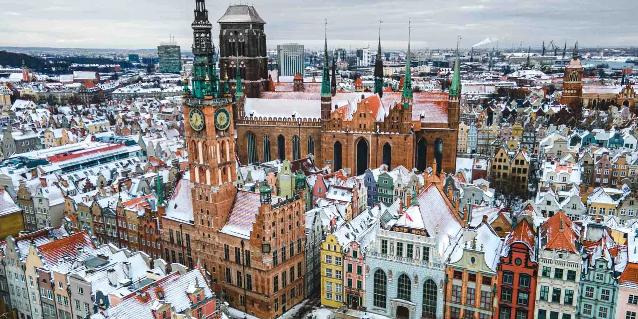 Zimowy widok na Gdańsk z wieżą Ratusza Głównego Miasta i Bazyliką Mariacką. Idealne miejsce, by zobaczyć, co robić w Gdańsku zimą.