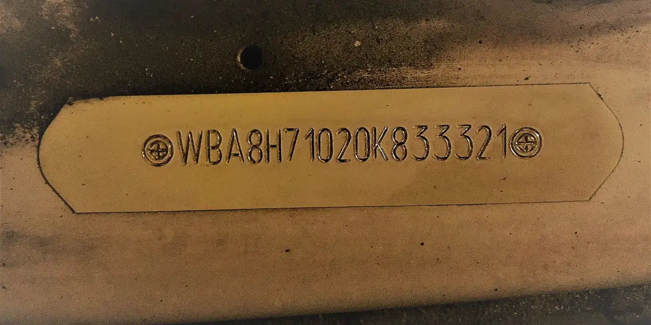 Wyryty numer VIN pojazdu: WBA8H71020K833321. To unikalny identyfikator Twojego samochodu.