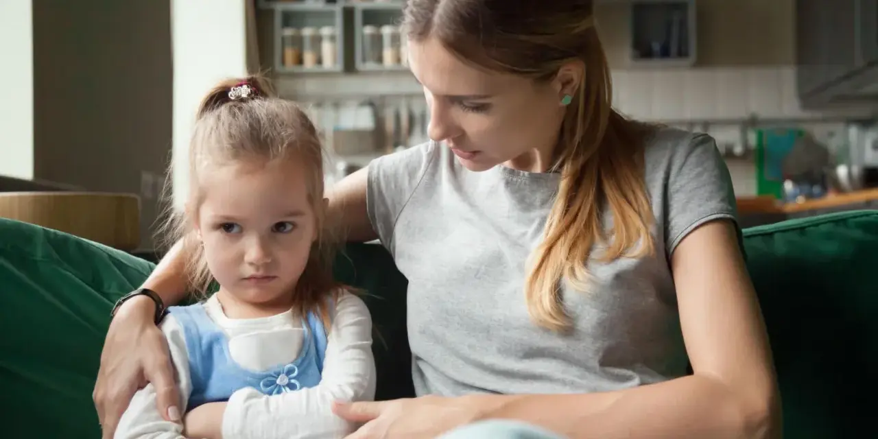 Mama próbuje uspokoić obrażone dziecko, które nie chce słuchać.