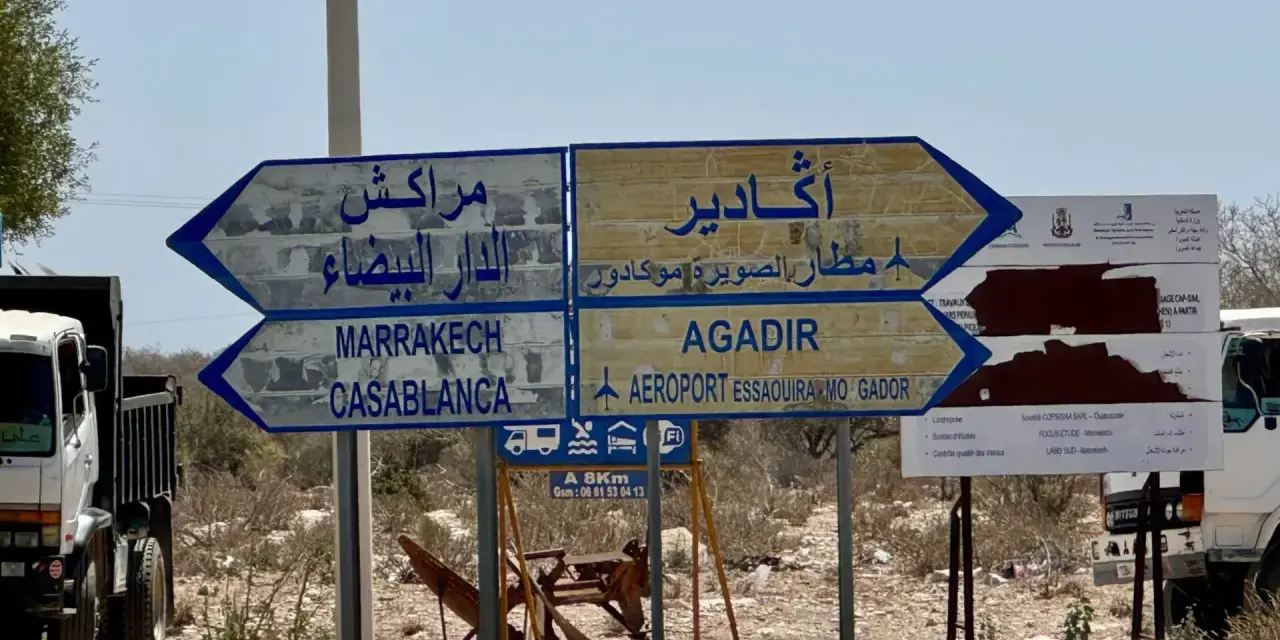 Droga do Casablanki jest bezpieczna, wskazują znaki kierunkowe na Marrakesz i Agadir.