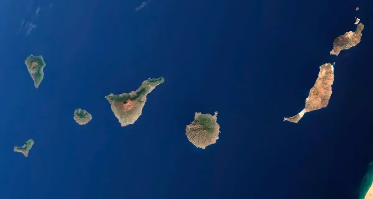 Widok z kosmosu na Wyspy Kanaryjskie. Widać ich nazwy: Teneryfa, Gran Canaria, Fuerteventura, Lanzarote i inne.