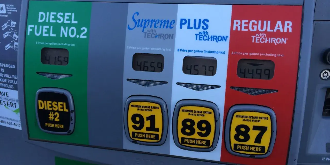 Confronto tra coppia diesel vs benzina: il diesel costa 4.159, il Supreme Plus 4.659, il Plus 4.579 e il Regular 4.499.
