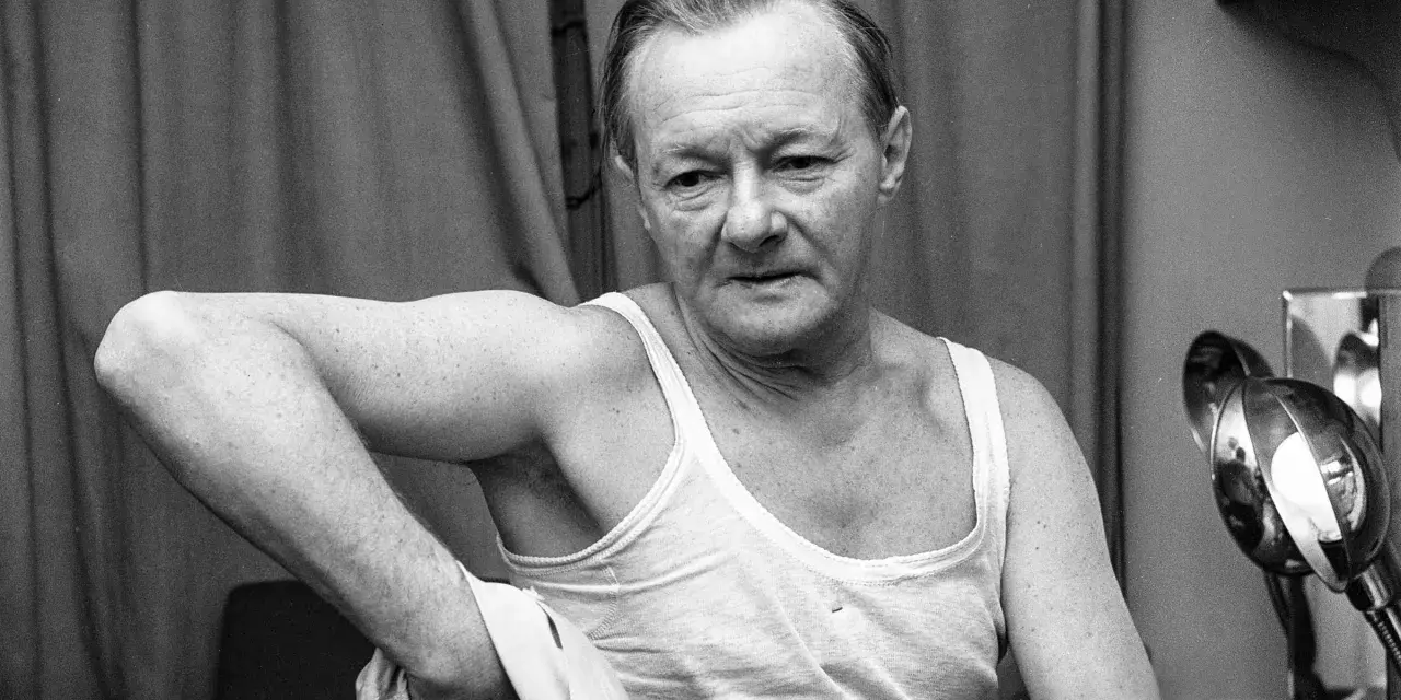 Tadeusz Fijewski w białej podkoszulce, przygotowujący się do sceny w jednym ze swoich filmów.