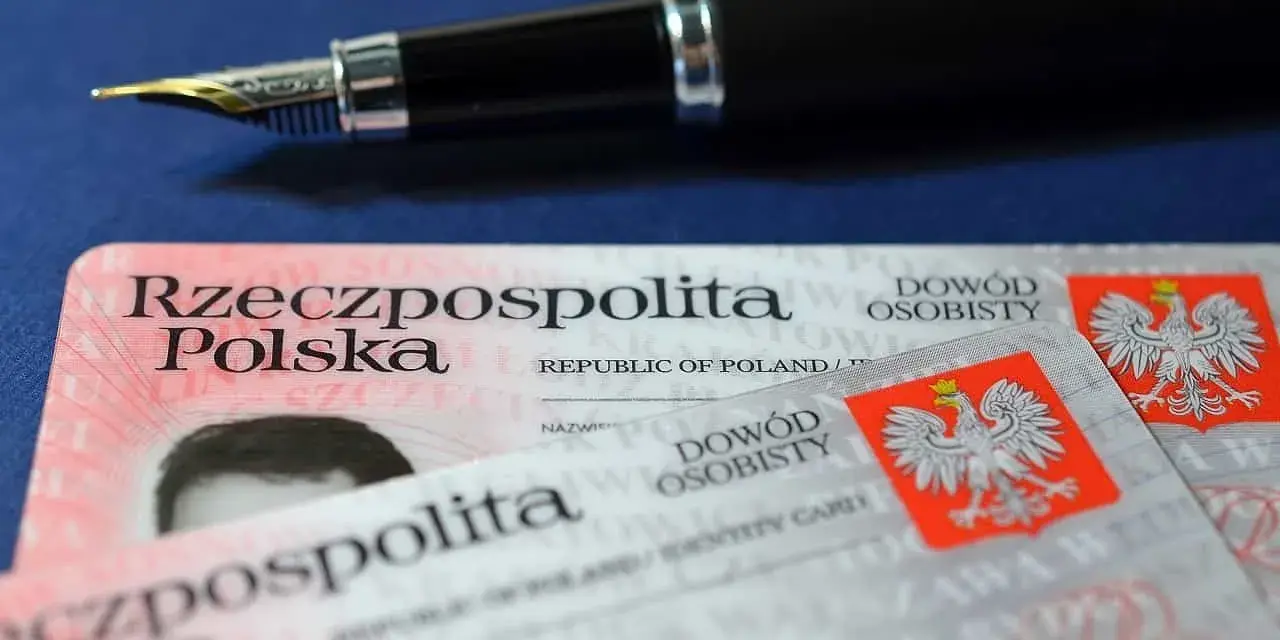 Dowód osobisty i pióro. Zastanawiasz się, ile wcześniej można wymienić dowód osobisty?