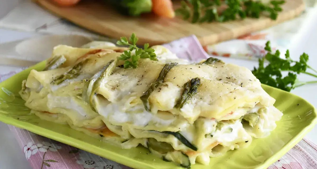 Lasagne primavera cremose con zucchine e carote, una delizia da provare.