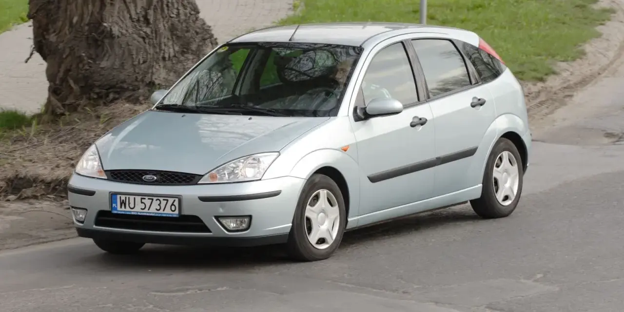 Srebrny Ford Focus, idealny dla szukających tanich samochodów do 3000 zł, jedzie po drodze.