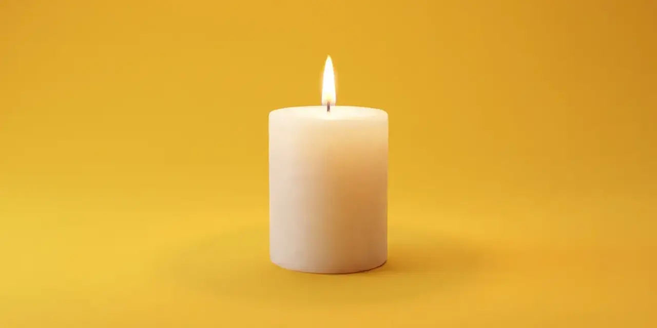 Brennende Kerze auf gelbem Hintergrund. Sie symbolisiert Hoffnung und Trost, was bei der Frage nach dem welcher pflegegrad bei palliativ wichtig ist.