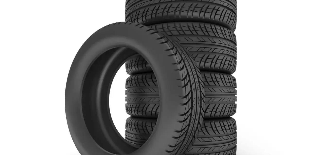 Pile de pneus de voiture noirs sur fond blanc.