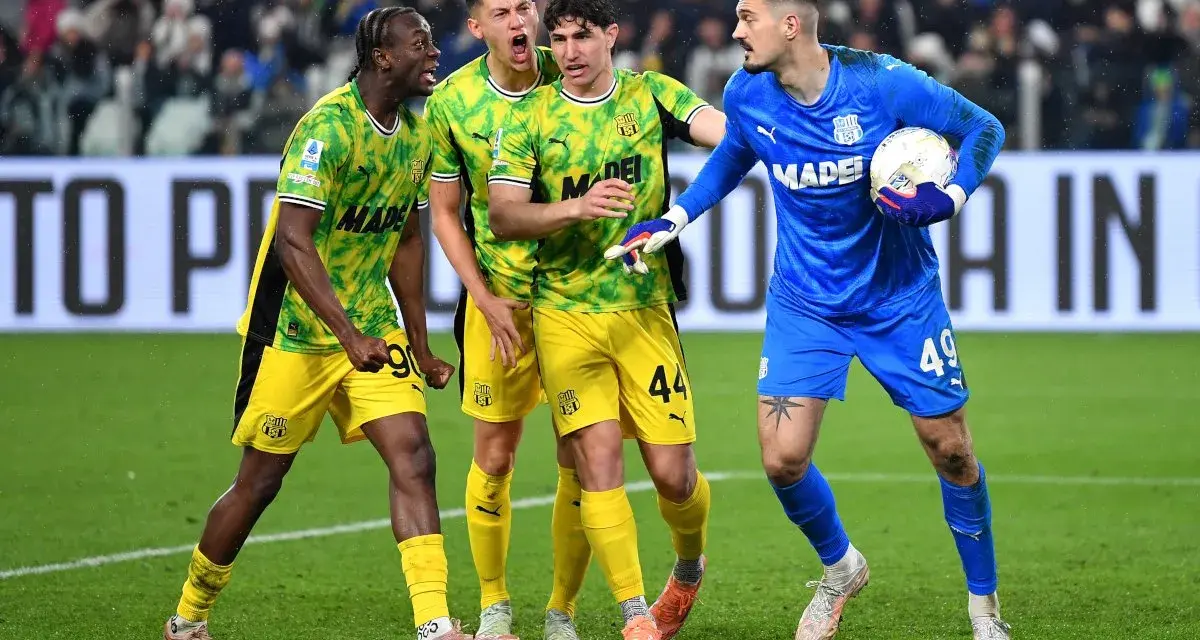 Piłkarze Sassuolo świętują bramkę w meczu Juventus – Sassuolo. Bramkarz Juventusu z piłką w rękach.