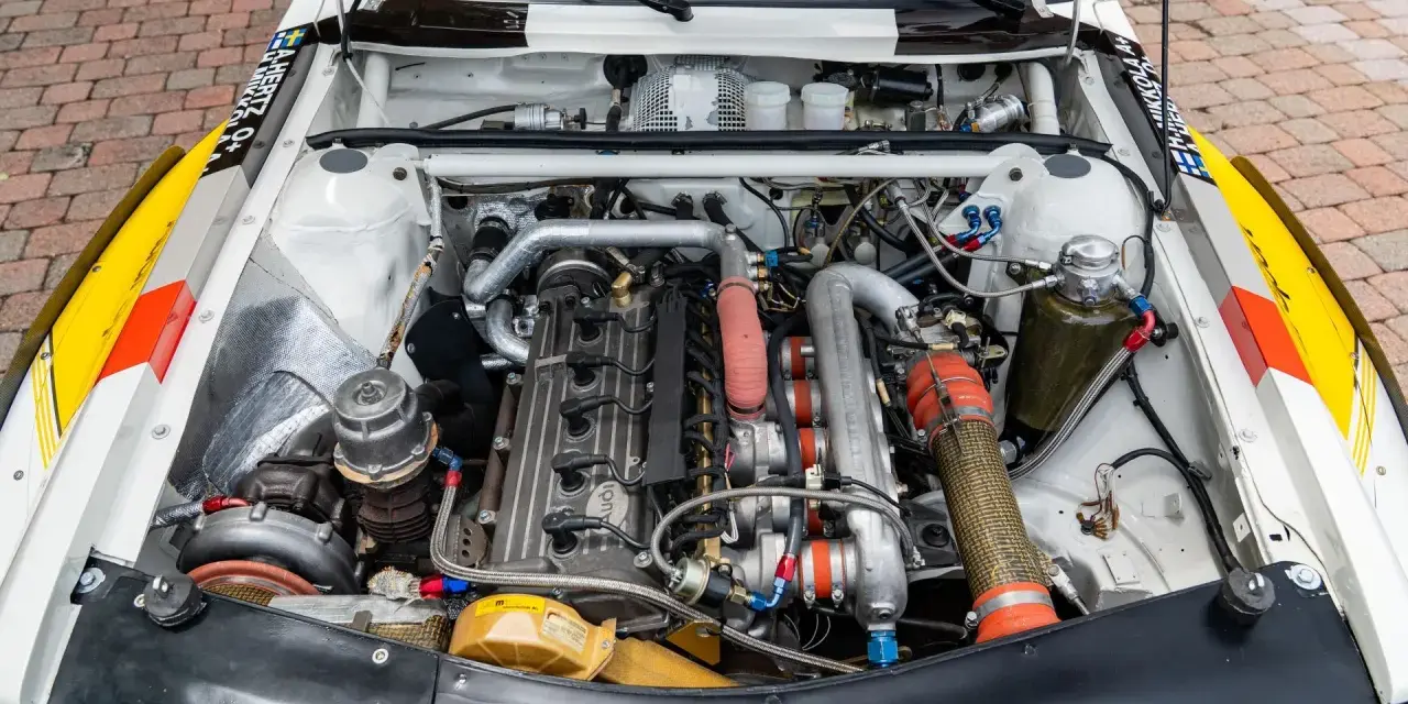 Silnik Audi quattro S1, potężna jednostka z turbosprężarką i licznymi przewodami, gotowa do rajdowych wyzwań.