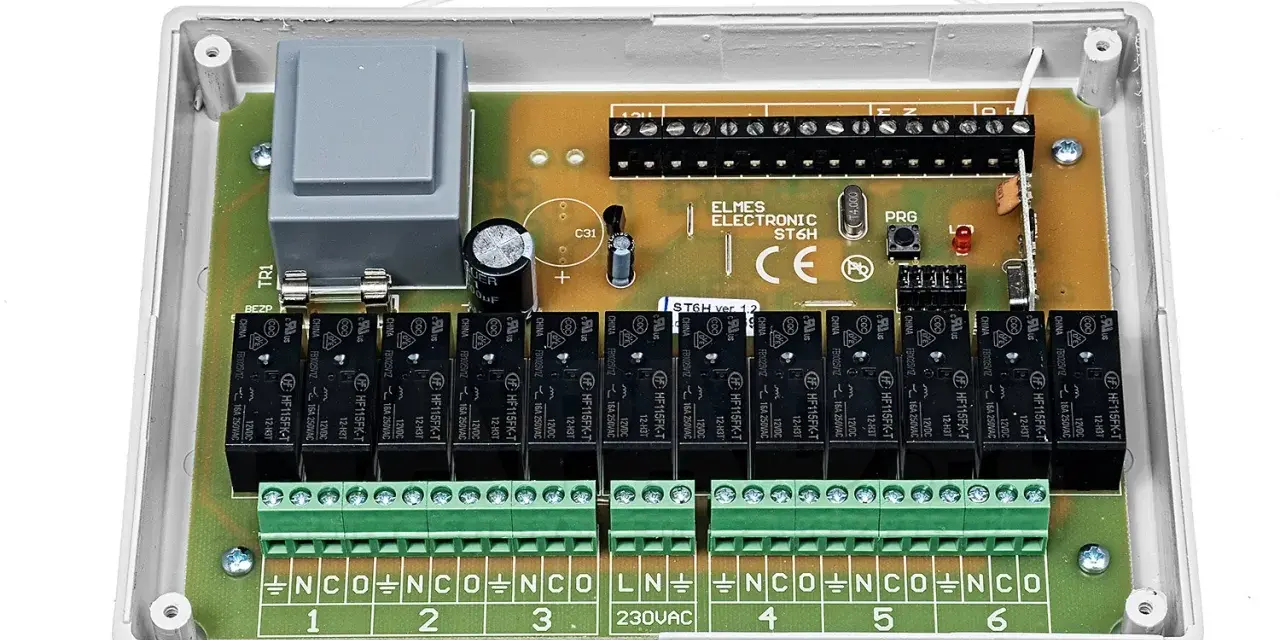 Płytka drukowana z przekaźnikami i złączami, część systemu alarmowego. Programator ELMES ST6H.