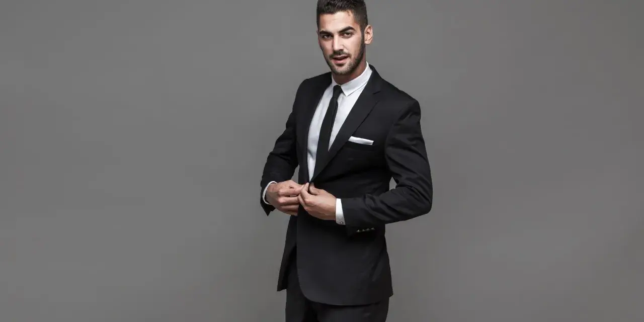 Uomo elegante con un completo nero, perfetto per il colore vestito laurea uomo.