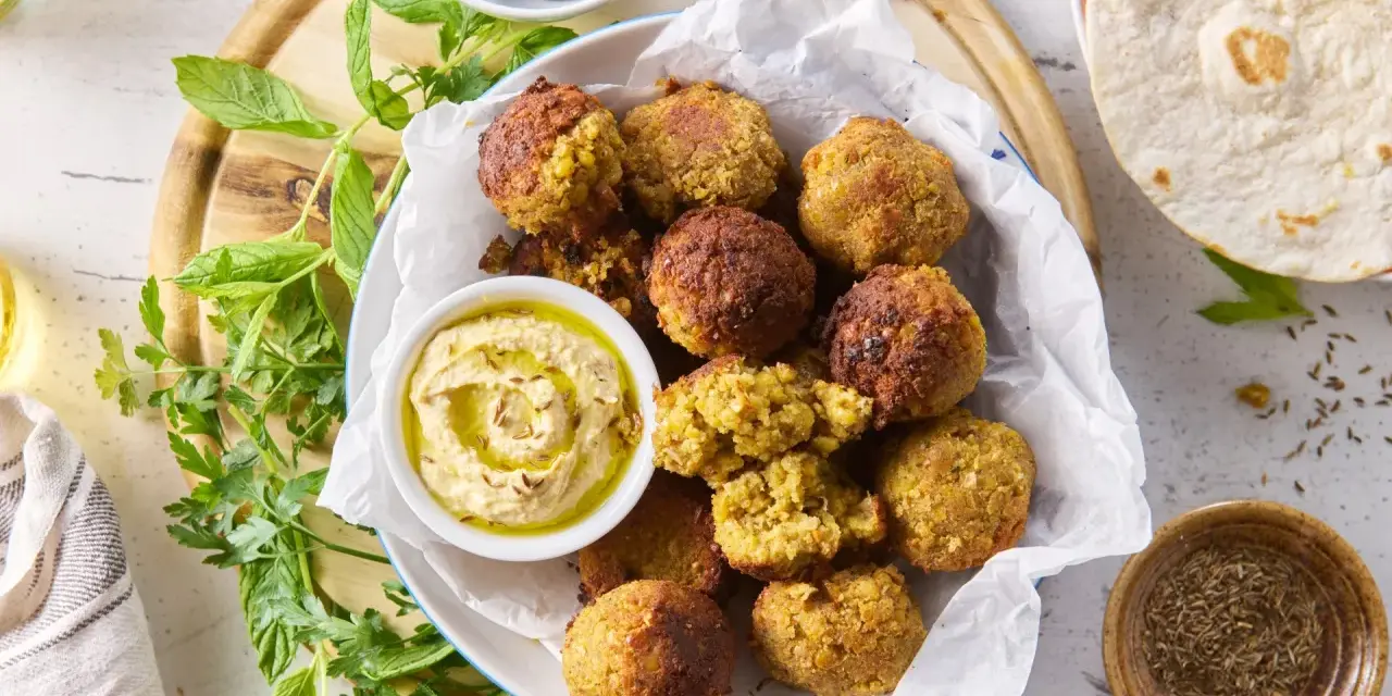 Falafel, czyli pyszne kulki z ciecierzycy, podane z hummusem i pitą. Idealna przekąska, która pokazuje, co można zrobić z ciecierzycy.