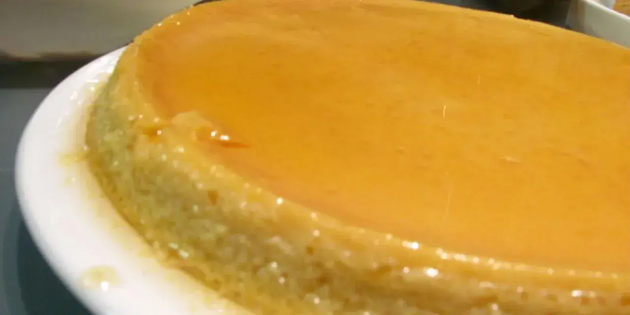 Budino di semolino fatto in casa da Benedetta, dorato e lucido, pronto per essere gustato.