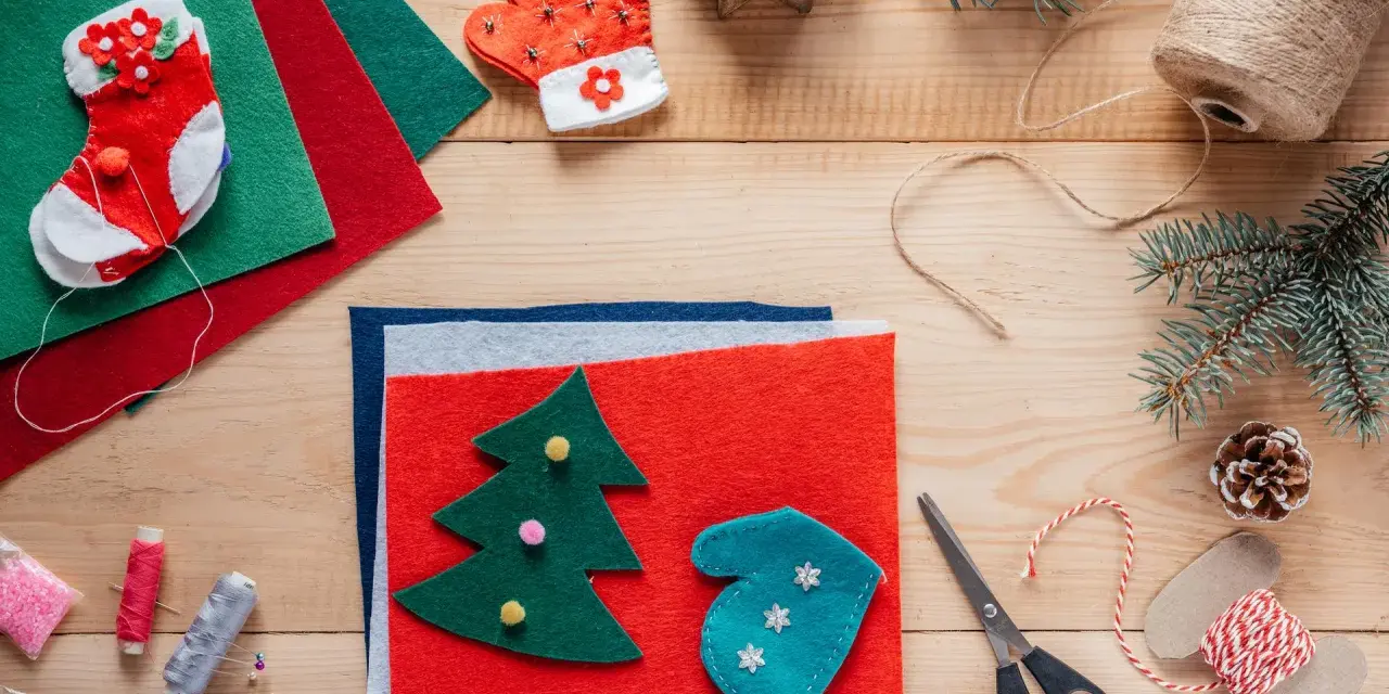 Materiały do tworzenia świątecznych kartki diy: filc, sznurek, igły, nożyczki, koraliki i ozdoby.