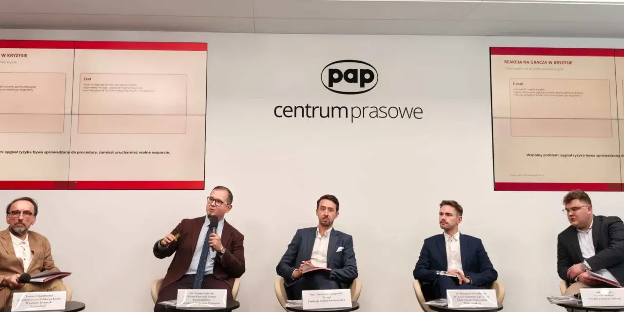 Panel dyskusyjny w Centrum Prasowym PAP. Prelegenci omawiają reakcję na gracza w kryzysie, wskazując na problemy z procedurami zamiast realnego wsparcia.