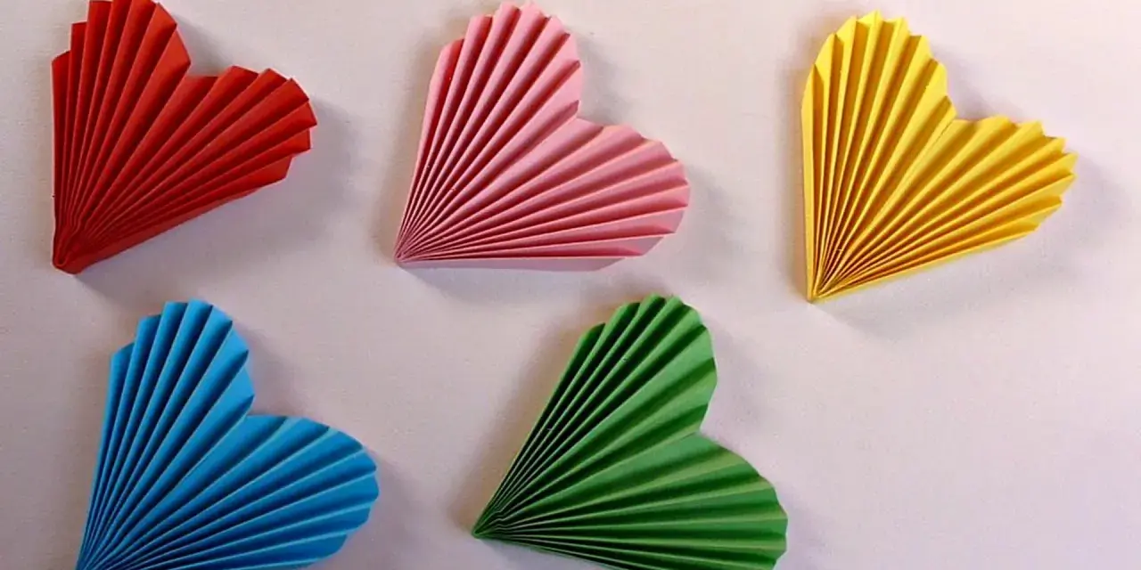 Corazones de papel plegado en rojo, rosa, amarillo, azul y verde. Perfectas manualidades para decoración de San Valentín.