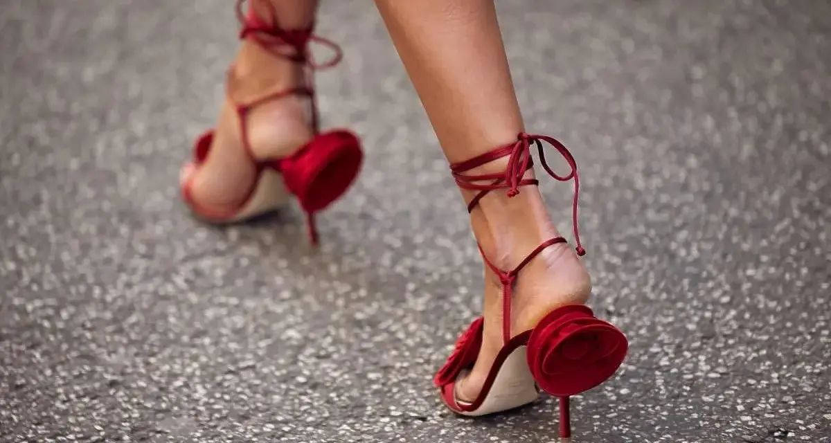 Idealne buty do czerwonej sukienki? Odkryj sekrety stylizacji!