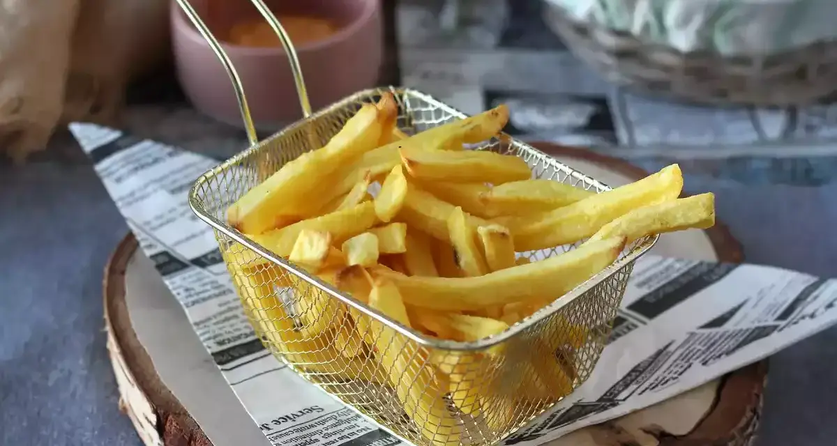 Chrupiące mrożone frytki z patelni? Mój przepis bez frytkownicy!