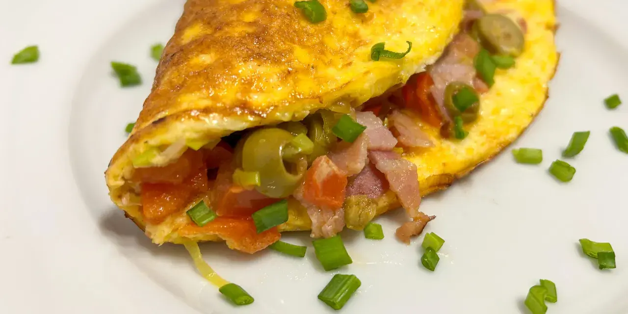 Szybki przepis na zdrowy omlet, który zmieni Twoje śniadanie na lepsze