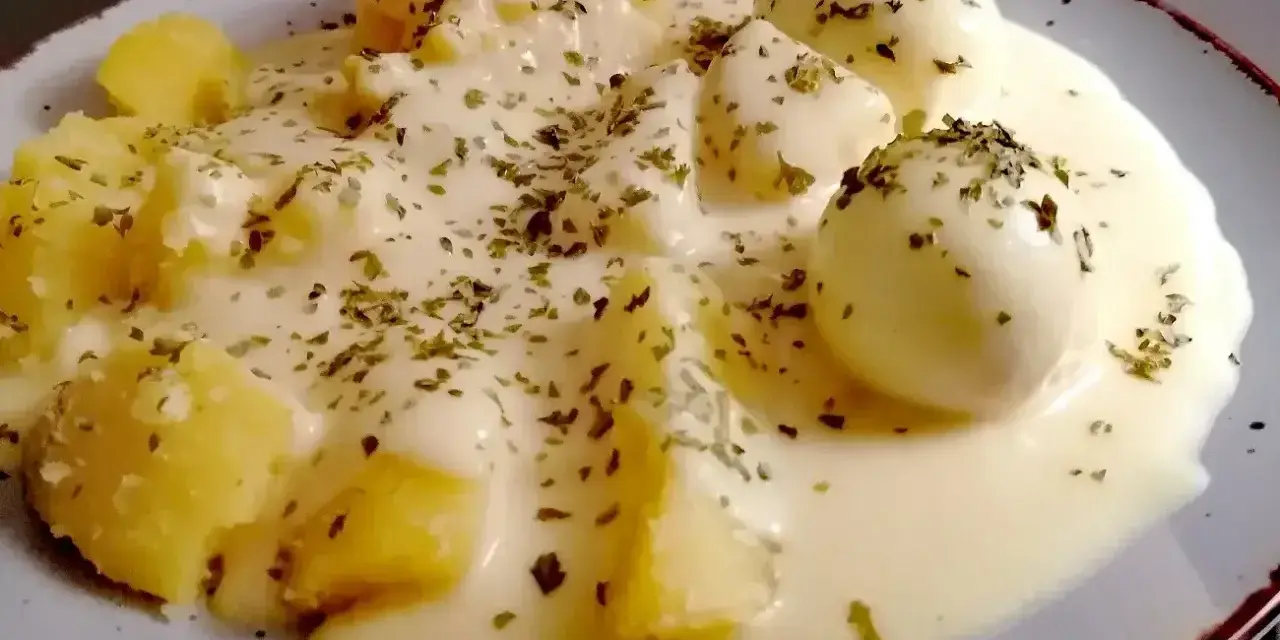 Jajka w sosie musztardowym z ziemniakami, posypane ziołami. Pyszne danie, które zachwyci każdego smakosza.