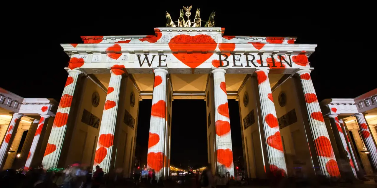 Brandenburger Tor in der city of lights Berlin, beleuchtet mit roten Herzen und der Aufschrift "WE ❤️ BERLIN".