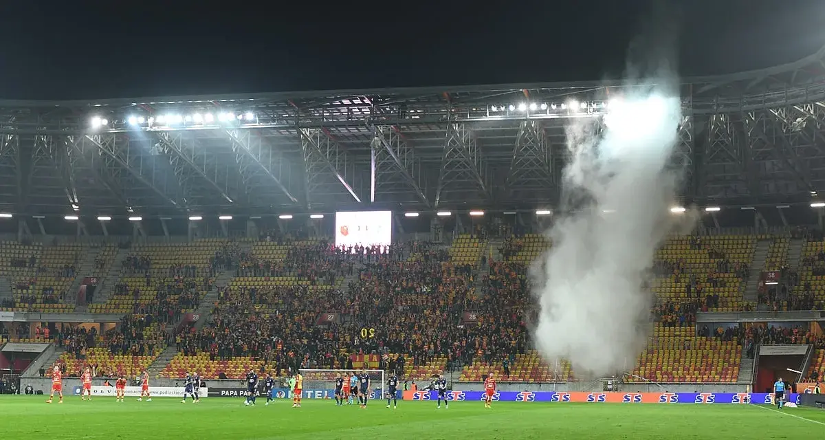 Dym z rac zasnuwa trybuny stadionu, gdzie kibice dopingują swoją drużynę. Czy to najgorszy klub na świecie, czy tylko zły dzień?