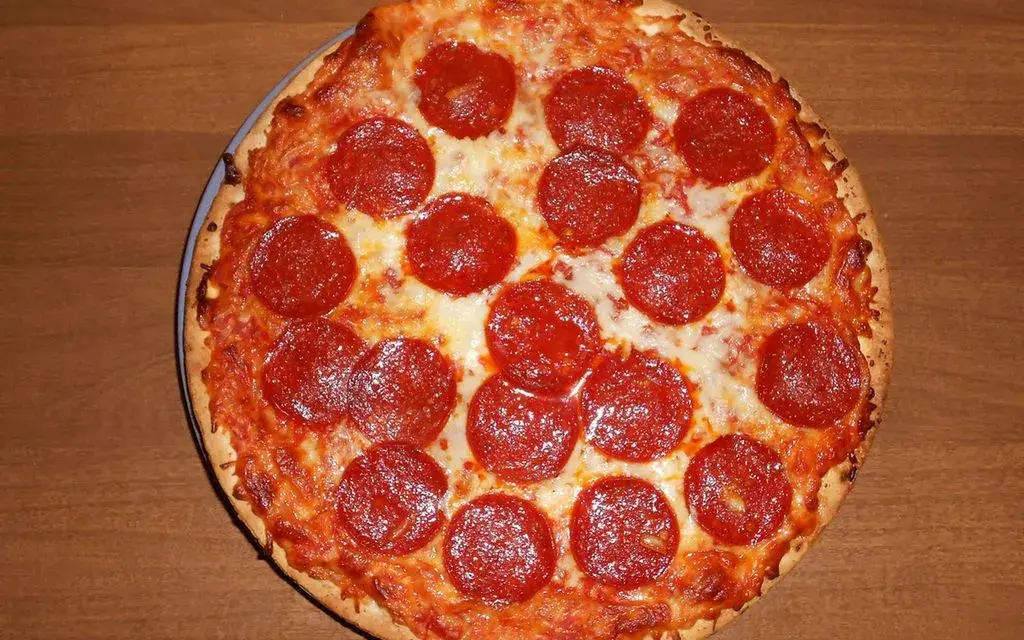 Ile kalorii ma pizza pepperoni? Zaskakujące różnice w kaloryczności!