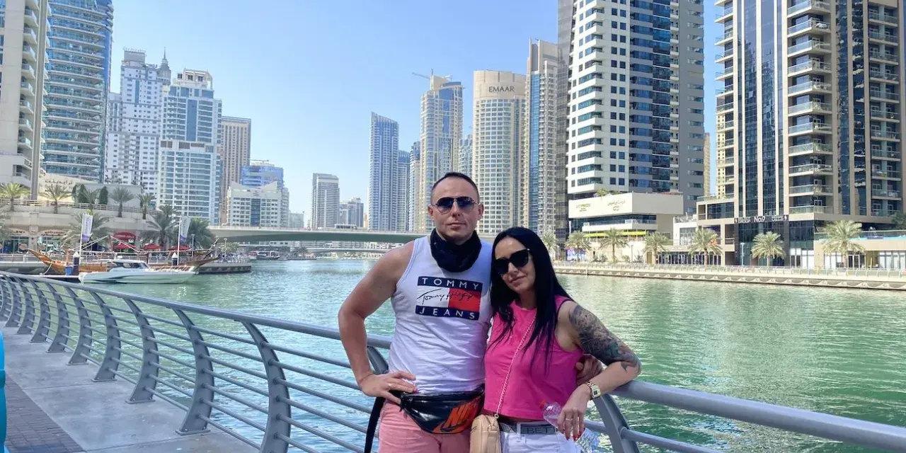 Para nad kanałem w Dubaju, który jest częścią Morza Arabskiego.