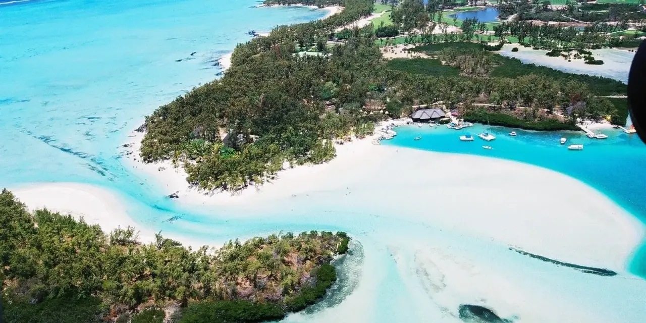 Rajska plaża z turkusową wodą i zielonymi palmami. Idealne miejsce na wakacje, gdzie marzysz o wizie na Mauritius.