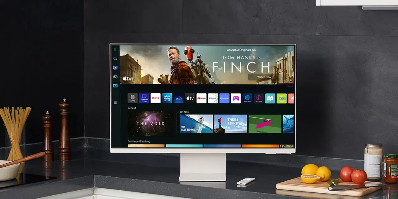 Samsung TV mit Smart Hub, zeigt Film "Finch" und Apps wie Netflix. Perfekt für Kochpausen.